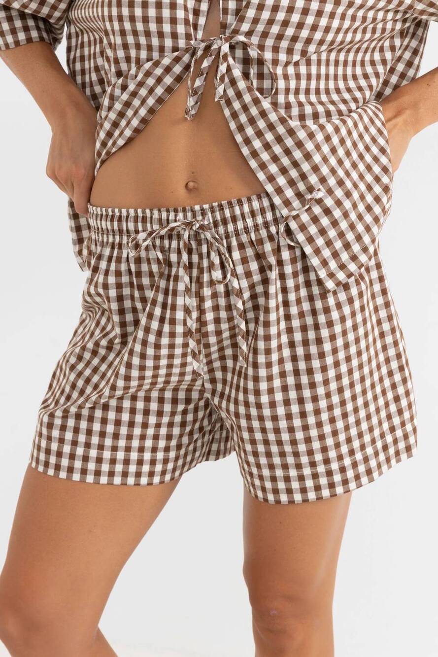 NEW RHYTHM. birdie gingham short in brown / ivory